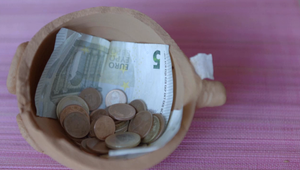 Slovenská ekonomika sa do recesie nedostala a mohla by začať rásť. Za okolitým svetom však zaostávame