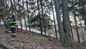 Na strome v lyžiarskom stredisku uviazol paraglajdista