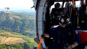 Slovenskí hasiči bojujú s dvadsaťmetrovými plameňmi v Albánsku, zachraňujú dediny zo vzduchu