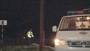 Do auta vpálil vlak, vodič pred policajtmi zutekal