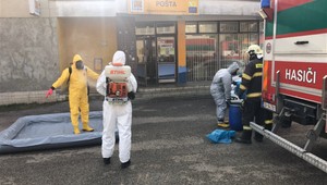 Záchranné zložky zasahovali na pošte. V špeciálnych oblekoch zaistili obálku