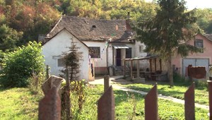 Päťmesačné dieťa vypadlo z kočíku na betón. Matka tvrdí, že ho aj s kočíkom odhodil otec