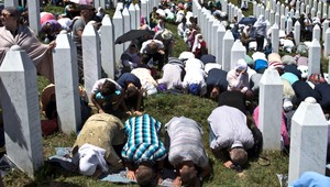 Desaťtisíce ľudí spomínali v Srebrenici na masaker, zaútočili na srbského premiéra
