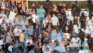 Polícia obvinila futbalového chuligána. Napadol usporiadateľa