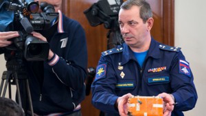 Čierne skrinky zo zostreleného ruského stroja Su-24 sú poškodené