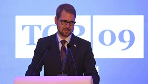 TOP 09 vyzýva vládu, aby sa vyjadrila k možným väzbám Epsteina na Česko