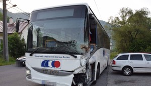 Opitý vodič linkového autobusu nabúral do múru rodinného domu