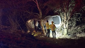 Vodič nezvládol zákrutu a narazil do stromu. Zachrániť ho sa ho nepodarilo