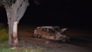 Tragická nehoda: Po náraze do stromu auto zachvátili plamene, o život prišla jedna osoba