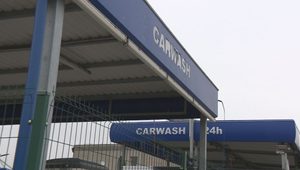 Dvojica zlodejov vykradla  autoumyvárne. Škody vysoko prevýšili ich lup