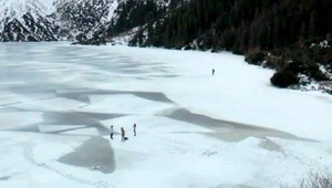 Nová móda na tatranských plesách. Ľudia riskujú životy