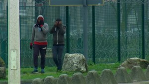 Krvavá bitka utečencov v Calais. Nevídaná miera násilia, tvrdí minister vnútra