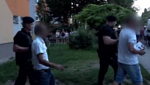 Veľká protidrogová akcia vo Fiľakove: Na NAKA skončilo 9 ľudí, vrátane bratov v staršom veku