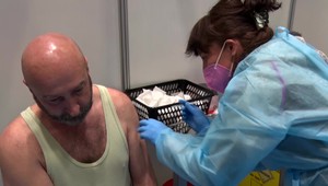 V očkovaní patríme na chvost Európy. Starostovia sa sťažujú na neúčinnú kampaň