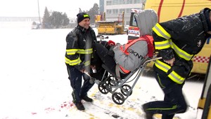 Na bratislavskom letisku nemáme plošinu. Vozíčkarov vynášajú hasiči