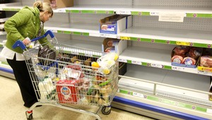 Veľkonočné sviatky: Obchody zažívali nákupný kolaps a nakupujúci peklo