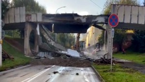 VIDEO: Na žilinskom sídlisku museli zbúrať 40-ročný most. Ohrozoval ľudí