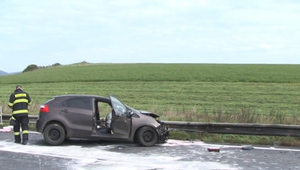 Auto prešlo do protismeru a vrazilo do kamiónu. Vodič je ťažko zranený