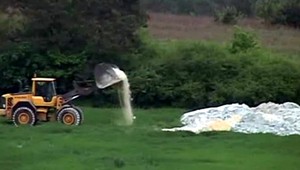 Tony neznámej hmoty za dedinou, ľudia sa boja