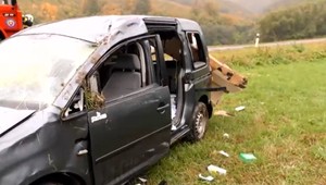 Vodič auta po nehode letel niekoľko metrov. Nik nevie, ako dlho ležal na zemi bez pomoci