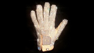 Jacksonovu rukavicu vydražili za 154 000 eur