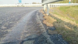 FOTOGALÉRIA: Na diaľnici D1 sa vyliala kyselina dusičná