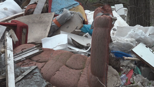 Krásu rieky zničila nelegálna skládka. Na mieste sa kopia pneumatiky, sedačky aj bandasky s olejom