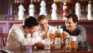 Za popíjanie alkoholu v centre Prahy pokuta 10 tisíc, odsúhlasili zastupitelia