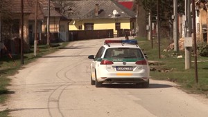 Otec neovládol emócie a agresívne zaútočil na auto, ktoré mu zrazilo syna