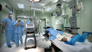 Pri operácii zomrel pacient, lekári si odskočili...