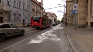Neznáma tekutina spôsobila vodičom na Bratislavskom nábreží poriadne problémy. Poškodených skončilo až 9 áut