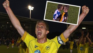 Premohla ho vianočná nálada? Počas hádky začal súpera bozkávať!