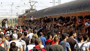 Utečenci sa snažia cez Balkán dostať ďalej do Európy, denne prechádzajú tisíce