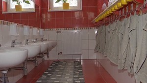 Problém s pitnou vodou v škôlkach. Vodárne tvrdia, že je v poriadku, hygienici nie