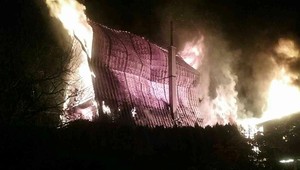 Hasiči zasahujú pri požiari chaty. Plamene sa rozšírili aj na vedľajšiu chatku