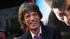 Z pódia na plátno. Mick Jagger nakrútil seriál o rockovej sláve