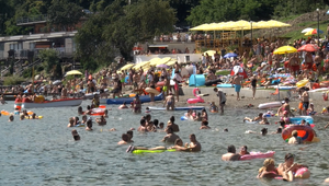Horúčavy vyhnali ľudí k vodným plochám. Napriek obavám z koronavírusu boli plné pláže, bufety aj detské ihriská
