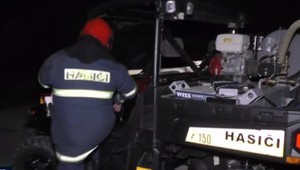 Záchranári sa nemohli dostať k mladíkovi, ktorý sa zranil v hlboko lese. Zniesť ho museli hasiči na štvorkolke