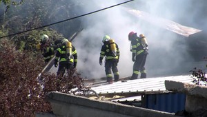 FOTO: Požiar výrobnej haly pri Humennom. Škody za státisíce eur, zrejme úradoval podpaľač