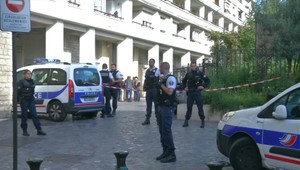 V Paríži vrazilo auto do vojakov. Hlásia šesť zranených