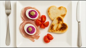 Plnené vajcia s červenou repou, avokádo, jemne opečené toastové chlebíky