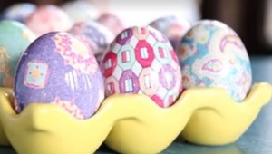 TOP nápad na zdobenie vajíčok: Zafarbíte ich obyčajnou KRAVATOU!