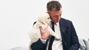 Drsný Bond a rozkošné šteniatka: Dámy, tieto fotky Daniela Craiga roztopia vaše srdcia!