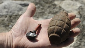 Výbuch granátu v aute zabil dieťa. Polícia vyšetruje 46-ročného muža