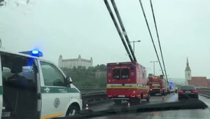 VIDEO: Reťazová nehoda na Moste SNP. Zrazilo sa 5 áut