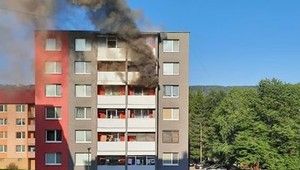 V Medzilaborciach zachvátili plamene panelák. Záchranári museli evakuovať obyvateľov