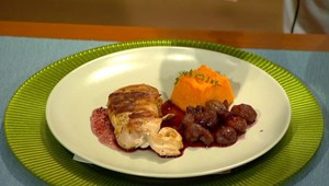 Grilované bažantie prsia obalené v slaninke na skaramelizovaných gaštanoch a červenom víne, mrkvové pyré