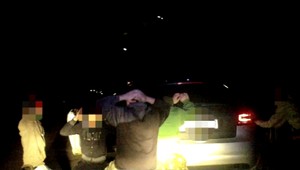 AUTENTICKÉ ZÁBERY: Ako policajti opitého šoféra s marihuanou naháňali