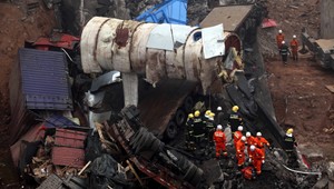 Na diaľnici vybuchol kamión! Prepadol sa pod ním most, 8 mŕtvych