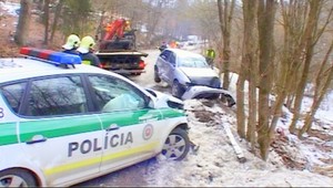 Policajti išli pomáhať k nehode. Napokon ratovali aj ich!